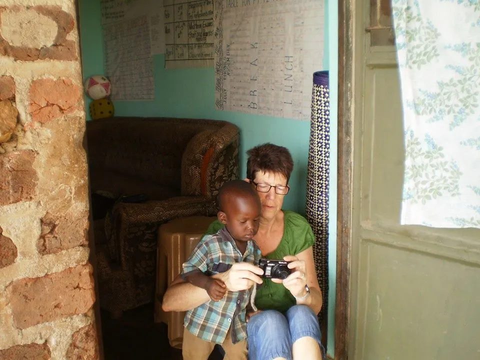 Looking at photos together with a visitor